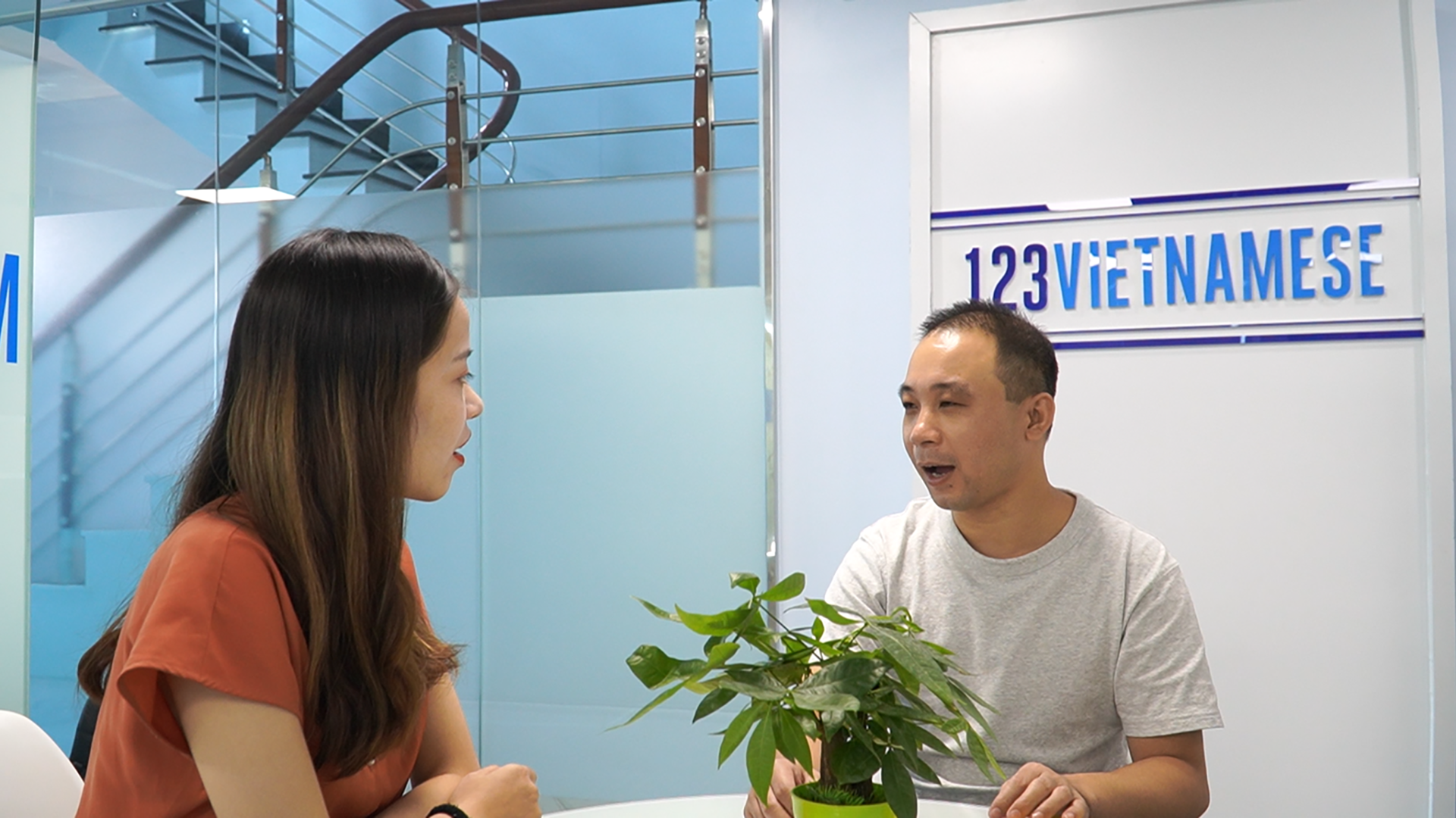 Dạy tiếng Việt cho người nước ngoài có khó hay không?
